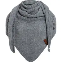 Knit Factory Coco Gebreide Omslagdoek - Driehoek Sjaal Dames - Dames sjaal - Wintersjaal - Stola - Wollen sjaal - Grijze sjaal - Med Grey - 190x85 cm - Inclusief sierspeld