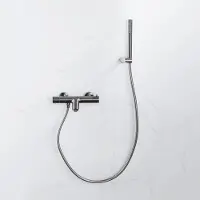 FortiFura Calvi Thermostatische badkraan met staafhanddouche, handdouchehouder en gladde doucheslang Geborsteld Gunmetal PVD SW496810/SW720564/SW720223/SW706209
