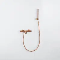 FortiFura Calvi Thermostatische badkraan met staafhanddouche, handdouchehouder en gladde doucheslang Geborsteld koper PVD (Koper) SW970046/SW970044/SW970037/SW799407