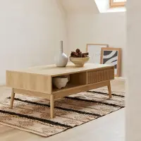 Sweeek Salontafel in natuurlijke kleur, Lineair design met gegroefde houten decoratie, schuine poten, 2 vakken, 1 lade, afmetingen: L 110 x B 59 x H 39 cm.