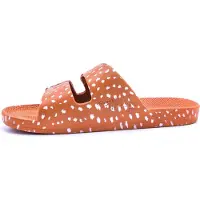 Freedom Moses SLIPPERS X LITTLE LEGENDS COLLAB Jongen/Meisje slippers / flipflops / badslipper - Camel - 42/43 - (0700512961898)