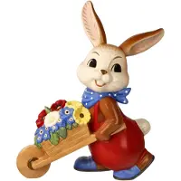 Goebel Paashaas Zo mooi is de Lente Verzamelfiguur, konijn jongen met kruiwagen en bloemen (1 stuk)
