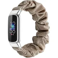 Strap-it Textiel Smartwatch bandje - Geschikt voor Fitbit Luxe scrunchie bandje - beige goud - Horlogeband / Polsband / Armband