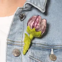 Sjaal met Verhaal Broche Bloem Vilt - Tulpje Pipa Paars/Wit - 8cm - Fairtrade Accessoire Sjaalmetverhaal