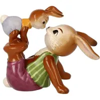 Goebel Paashaas Brutaal Dachs Verzamelfiguur, konijn vader met konijn kind (1 stuk)