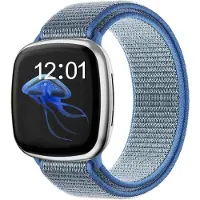 Strap-it nylon smartwatch bandje geschikt voor Fitbit Sense / Versa 3 (lichtblauw) – ademend, lichtgewicht en verstelbaar – vervangende polsband voor Fitbit smartwatch