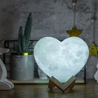 AGM Hartvormige Maanlamp 3D Draadloos - Tafellamp met Led Verlichting - Moon Planeet Lamp - 15cm - 16 Dimbare LED Kleuren & Afstandsbediening - Extra Realistisch