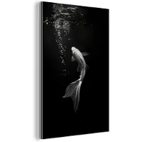 MuchoWow Aluminium schilderij 80x120 cm - Wanddecoratie metaal - Koi - Vis - Wit - Zwart - Metalen muurdecoratie woonkamer - Decoratie industrieel - Foto op dibond - Industriële accessoires slaapkamer