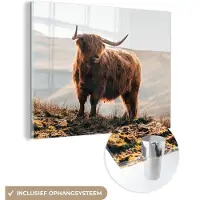 MuchoWow Glasschilderij - Schotse hooglander - Koe - Berg - Foto op glas - Acrylglas - 160x120 cm - Schilderij glas - Glasschilderij natuur - Glasschilderij Schotse hooglander - Muurdecoratie