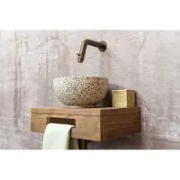 Saniclear Seba fonteinset met bruin eiken plank, zwart-witte terrazzo waskom en kraan in verouderd messing voor in het toilet