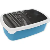 MuchoWow Broodtrommel Blauw - Lunchbox Wijnfles - Glas - Handen - Raam - Brooddoos 18x12x6 cm - Brood lunch box - Broodtrommels voor kinderen en volwassenen