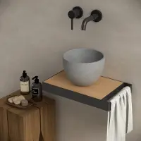 Guido Gusto Toiletmeubel frame zwart plateau eiken voor waskom met handoekbeugel Berdine 36x22.5x5cm rechts