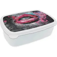MuchoWow Broodtrommel Wit - Lunchbox Lippen - Felroze - Graffiti - Verfstrepen - Brooddoos 18x12x6 cm - Brood lunch box - Broodtrommels voor kinderen en volwassenen