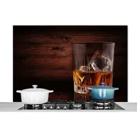 KitchenYeah Spatscherm keuken 120x80 cm - Kookplaat achterwand Whiskey - Alcohol - Glas - Muurbeschermer - Spatwand fornuis - Hoogwaardig aluminium