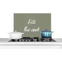 KitchenYeah Spatscherm keuken 70x50 cm - Kookplaat achterwand Quotes - Kiss the cook - Spreuken - Kok - Zoen - Muurbeschermer - Spatwand fornuis - Hoogwaardig aluminium