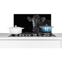 KitchenYeah Spatscherm keuken 60x30 cm - Kookplaat achterwand Koe - Dieren - Zwart - Wit - Portret - Muurbeschermer - Spatwand fornuis - Hoogwaardig aluminium