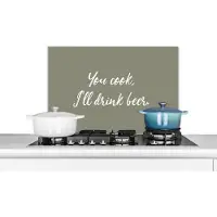 KitchenYeah Spatscherm keuken 60x40 cm - Kookplaat achterwand Spreuken - Quotes - You cook, I'll drink beer - Bier - Muurbeschermer - Spatwand fornuis - Hoogwaardig aluminium