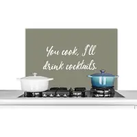 KitchenYeah Spatscherm keuken 90x60 cm - Kookplaat achterwand Spreuken - You cook, I'll drink cocktails - Quotes - Cocktails - Muurbeschermer - Spatwand fornuis - Hoogwaardig aluminium