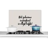 KitchenYeah Spatscherm keuken 80x55 cm - Kookplaat achterwand Taupe - Quote - Het geheime ingrediënt is altijd liefde! - Muurbeschermer - Spatwand fornuis - Hoogwaardig aluminium