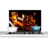 KitchenYeah Spatscherm keuken 80x55 cm - Kookplaat achterwand Glazen - Whiskey - Drank - Muurbeschermer - Spatwand fornuis - Hoogwaardig aluminium