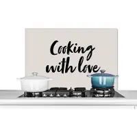 KitchenYeah Spatscherm keuken 80x55 cm - Kookplaat achterwand Quotes - Liefde - Cooking with love - Spreuken - Koken - Muurbeschermer - Spatwand fornuis - Hoogwaardig aluminium