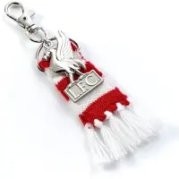 The Carat Shop - Liverpool Voetbal Club Rode Sjaal en Logo Bedel Rugzak hanger
