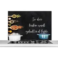 KitchenYeah Spatscherm keuken 100x65 cm - Kookplaat achterwand Quotes - Keuken - Spreuken - In deze keuken wordt gekookt met liefde - Liefde - Muurbeschermer - Spatwand fornuis - Hoogwaardig aluminium