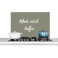 KitchenYeah Spatscherm keuken 80x55 cm - Kookplaat achterwand Spreuken - Maar eerst: koffie - Quotes - Koffie - Muurbeschermer - Spatwand fornuis - Hoogwaardig aluminium