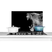 KitchenYeah Spatscherm keuken 70x50 cm - Kookplaat achterwand Dieren - Leeuw - Zwart - Wit - Portret - Muurbeschermer - Spatwand fornuis - Hoogwaardig aluminium