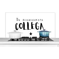 KitchenYeah Spatscherm keuken 120x60 cm - Kookplaat achterwand Collega - De allerleukste collega - Quotes - Spreuken - Muurbeschermer - Spatwand fornuis - Hoogwaardig aluminium