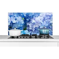 KitchenYeah - Spatscherm - Spatwand - Hortensia - Bloemen - Natuur - Waterdruppel - Blauw - 100x50 cm - Achterwand keuken - Spatscherm keuken - Spatscherm bloemen - Keuken decoratie - Muurbeschermer