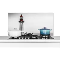 KitchenYeah Spatscherm keuken 100x50 cm - Kookplaat achterwand Zwart-wit foto van een vuurtoren in het westen van Vancouver - Muurbeschermer - Spatwand fornuis - Hoogwaardig aluminium