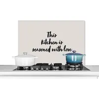 KitchenYeah Spatscherm keuken 90x60 cm - Kookplaat achterwand Quotes - Koken - Spreuken - This kitchen is seasoned with love - Liefde - Muurbeschermer - Spatwand fornuis - Hoogwaardig aluminium