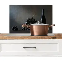 KitchenYeah Spatscherm keuken 60x40 cm - Kookplaat achterwand Stilleven - Zwart - Fles - Druiven - Muurbeschermer - Spatwand fornuis - Hoogwaardig aluminium