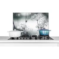 KitchenYeah Spatscherm keuken 70x50 cm - Kookplaat achterwand natuur - Bloemen zwart wit - Muurbeschermer hittebestendig - Spatwand fornuis - Hoogwaardig aluminium - Aanrecht bescherming