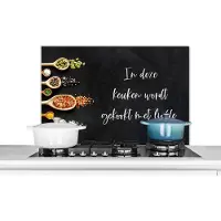 KitchenYeah Spatscherm keuken 80x55 cm - Kookplaat achterwand Quotes - Keuken - Spreuken - In deze keuken wordt gekookt met liefde - Liefde - Muurbeschermer - Spatwand fornuis - Hoogwaardig aluminium