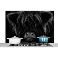KitchenYeah Spatscherm keuken 120x80 cm - Kookplaat achterwand Schotse Hooglander - Koe - Portret - Dieren - Zwart - Wit - Muurbeschermer - Spatwand fornuis - Hoogwaardig aluminium
