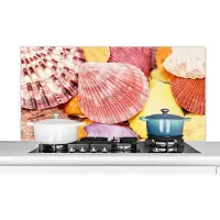 KitchenYeah - Spatscherm - Keuken decoratie - Schelpen - Geel - Zeester - Strand - Achterwand keuken - Muurbeschermer - 120x60 cm - Spatwand - Spatwand kookplaat