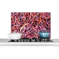 KitchenYeah Spatscherm keuken 90x60 cm - Kookplaat achterwand Rode cayennepepers op een hoop - Muurbeschermer - Spatwand fornuis - Hoogwaardig aluminium