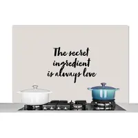 KitchenYeah Spatscherm keuken 120x80 cm - Kookplaat achterwand Spreuken - Recepten - The secret ingredient is always love - Quotes - Liefde - Muurbeschermer - Spatwand fornuis - Hoogwaardig aluminium