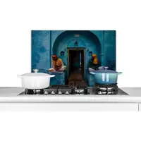 KitchenYeah Spatscherm keuken 60x40 cm - Kookplaat achterwand Deur - Man - Blauw - Architectuur - Muurbeschermer - Spatwand fornuis - Hoogwaardig aluminium
