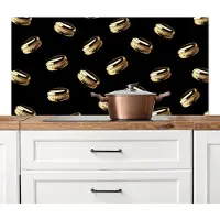 KitchenYeah Spatscherm keuken 120x60 cm - Kookplaat achterwand Macarons - Patroon - Goud - Zwart - Muurbeschermer - Spatwand fornuis - Hoogwaardig aluminium