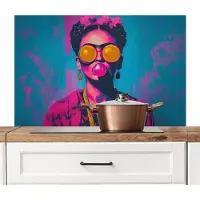 KitchenYeah Spatscherm keuken 100x65 cm - Kookplaat achterwand Vrouw - Kauwgom - Zonnebril - Oranje - Muurbeschermer - Spatwand fornuis - Hoogwaardig aluminium