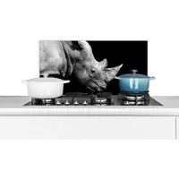 KitchenYeah Spatscherm keuken 60x30 cm - Kookplaat achterwand Portretfoto neushoorn op zwarte achtergrond in zwart-wit - Muurbeschermer - Spatwand fornuis - Hoogwaardig aluminium