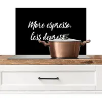 KitchenYeah Spatscherm keuken 70x50 cm - Kookplaat achterwand More espresso. Less depresso. - Quotes - Spreuken - Espresso - Koffie - Muurbeschermer - Spatwand fornuis - Hoogwaardig aluminium