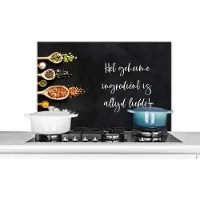KitchenYeah Spatscherm keuken 90x60 cm - Kookplaat achterwand Spreuken - Keuken - Het geheime ingrediënt is altijd liefde! - Quotes - Liefde - Muurbeschermer - Spatwand fornuis - Hoogwaardig aluminium