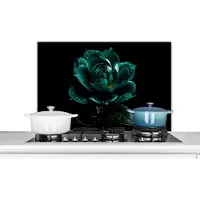 KitchenYeah Spatscherm keuken 90x60 cm - Kookplaat achterwand Bloemen - Rozen - Blauw - Portret - Zwart - Muurbeschermer - Spatwand fornuis - Hoogwaardig aluminium
