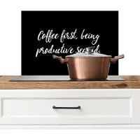 KitchenYeah Spatscherm keuken 60x40 cm - Kookplaat achterwand Quotes - Spreuken - Koffie - Coffee first, being productive second - Muurbeschermer - Spatwand fornuis - Hoogwaardig aluminium