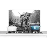 KitchenYeah Spatscherm keuken 90x60 cm - Kookplaat achterwand Schotse Hooglander - Bos - Mist - Koe - Dieren - Natuur - Muurbeschermer - Spatwand fornuis - Hoogwaardig aluminium