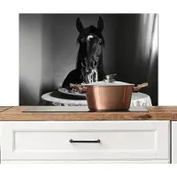 KitchenYeah Spatscherm keuken 90x60 cm - Kookplaat achterwand Paard - Bord - Pasta - Tafelkleed - Zwart Wit - Dieren - Muurbeschermer - Spatwand fornuis - Hoogwaardig aluminium